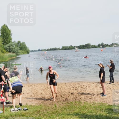 21.06.2025 - 27. Vierlanden-Triathlon MichiJ http://msf.ph/oto/8011659 15.06.2026 10:14:11 Schwimmen 475, 632 meine-sportfotos.de