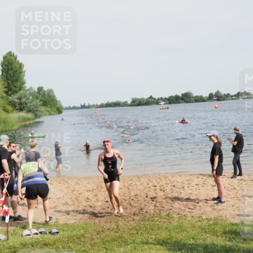 21.06.2025 - 27. Vierlanden-Triathlon MichiJ http://msf.ph/oto/8011666 15.06.2026 10:14:12 Schwimmen 475, 632 meine-sportfotos.de