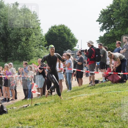 15.06.2025 - 27. Vierlanden-Triathlon KatJ http://msf.ph/oto/8011682 15.06.2025 10:13:45 Schwimmen 513, 545, 585, 622 meine-sportfotos.de
