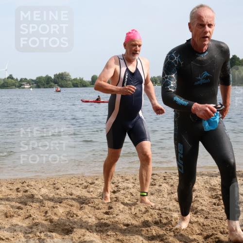 15.06.2025 - 27. Vierlanden-Triathlon Lena Gebhardt http://msf.ph/oto/8011687 15.06.2025 10:08:35 Schwimmen 380, 387, 437, 454, 469 meine-sportfotos.de