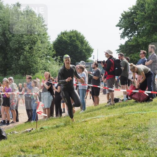 15.06.2025 - 27. Vierlanden-Triathlon KatJ http://msf.ph/oto/8011695 15.06.2025 10:13:45 Schwimmen 513, 545, 585, 622 meine-sportfotos.de