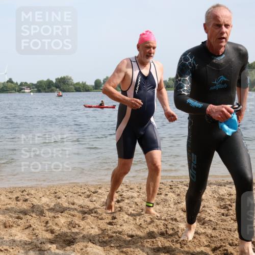 15.06.2025 - 27. Vierlanden-Triathlon Lena Gebhardt http://msf.ph/oto/8011699 15.06.2025 10:08:35 Schwimmen 380, 387, 437, 454, 469 meine-sportfotos.de
