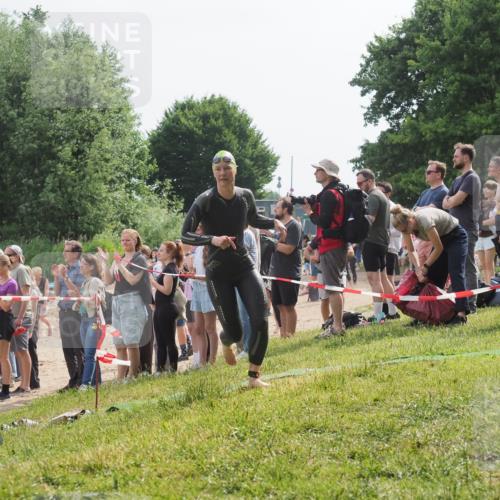 15.06.2025 - 27. Vierlanden-Triathlon KatJ http://msf.ph/oto/8011717 15.06.2025 10:13:46 Schwimmen 513, 545, 585, 622 meine-sportfotos.de