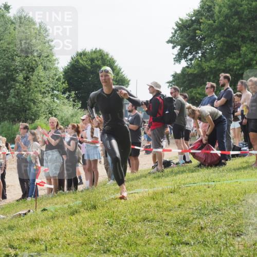 15.06.2025 - 27. Vierlanden-Triathlon KatJ http://msf.ph/oto/8011731 15.06.2025 10:13:46 Schwimmen 513, 545, 585, 622 meine-sportfotos.de