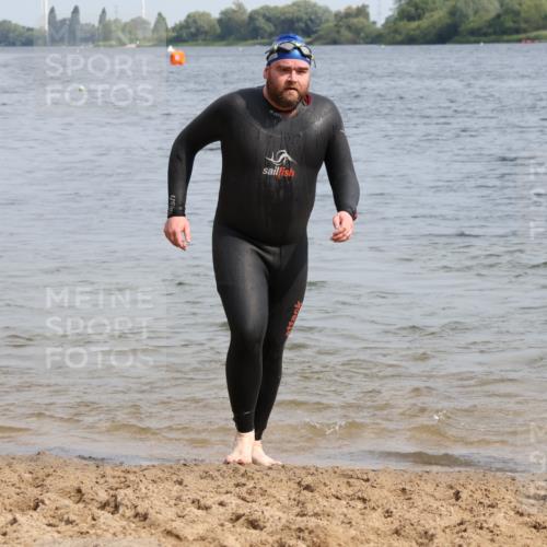 15.06.2025 - 27. Vierlanden-Triathlon Lena Gebhardt http://msf.ph/oto/8011733 15.06.2025 10:08:37 Schwimmen 380, 387, 437, 454, 469 meine-sportfotos.de