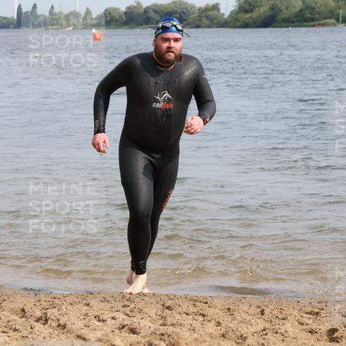 15.06.2025 - 27. Vierlanden-Triathlon Lena Gebhardt http://msf.ph/oto/8011742 15.06.2025 10:08:37 Schwimmen 380, 387, 437, 454, 469 meine-sportfotos.de