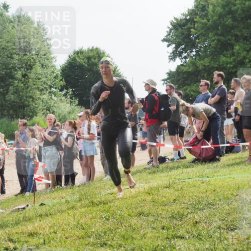 15.06.2025 - 27. Vierlanden-Triathlon KatJ http://msf.ph/oto/8011753 15.06.2025 10:13:46 Schwimmen 513, 545, 585, 622 meine-sportfotos.de