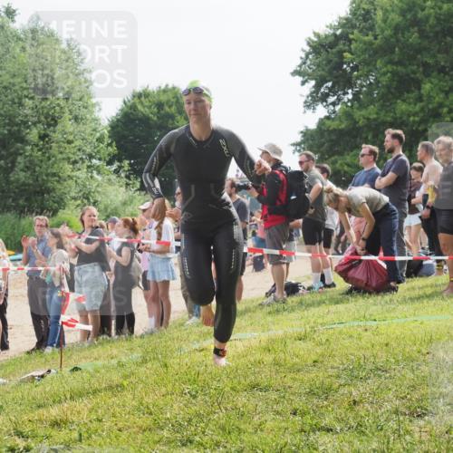 15.06.2025 - 27. Vierlanden-Triathlon KatJ http://msf.ph/oto/8011770 15.06.2025 10:13:46 Schwimmen 513, 545, 585, 622 meine-sportfotos.de