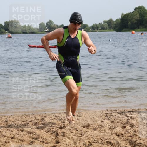 15.06.2025 - 27. Vierlanden-Triathlon Lena Gebhardt http://msf.ph/oto/8011782 15.06.2025 10:08:39 Schwimmen 380, 387, 437, 454, 469 meine-sportfotos.de