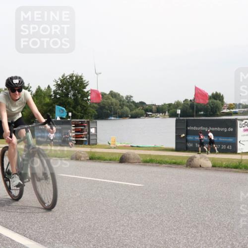 15.06.2025 - 27. Vierlanden-Triathlon H.Heesch http://msf.ph/oto/8011791 15.06.2025 11:04:43 Radfahren 48, 137, 577, 711 meine-sportfotos.de