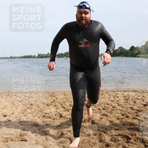 15.06.2025 - 27. Vierlanden-Triathlon Lena Gebhardt http://msf.ph/oto/8011806 15.06.2025 10:08:41 Schwimmen 380, 387, 437, 454, 469 meine-sportfotos.de