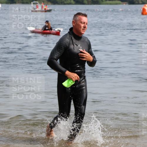 15.06.2025 - 27. Vierlanden-Triathlon Lena Gebhardt http://msf.ph/oto/8011838 15.06.2025 10:09:26 Schwimmen 421 meine-sportfotos.de