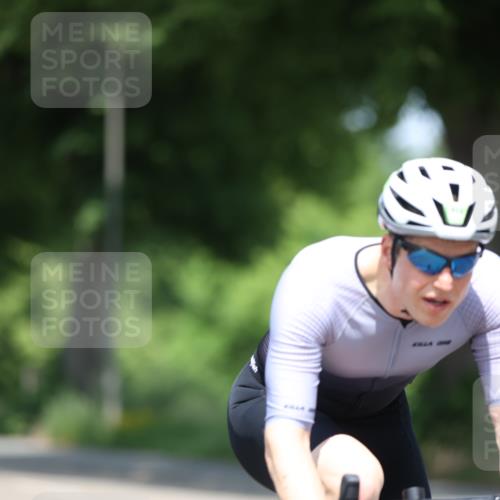15.06.2025 - 7 Türme Triathlon Yannick Fuchs http://msf.ph/oto/8011847 15.06.2025 12:46:14 Radfahren 489, 501 meine-sportfotos.de