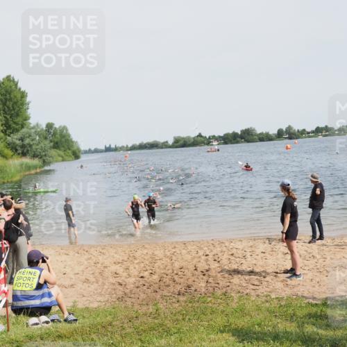 21.06.2025 - 27. Vierlanden-Triathlon MichiJ http://msf.ph/oto/8011852 15.06.2026 10:14:18 Schwimmen 482, 618, 632 meine-sportfotos.de