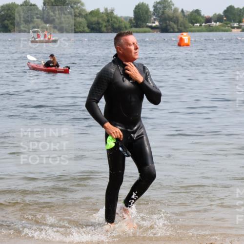 15.06.2025 - 27. Vierlanden-Triathlon Lena Gebhardt http://msf.ph/oto/8011860 15.06.2025 10:09:27 Schwimmen 421 meine-sportfotos.de
