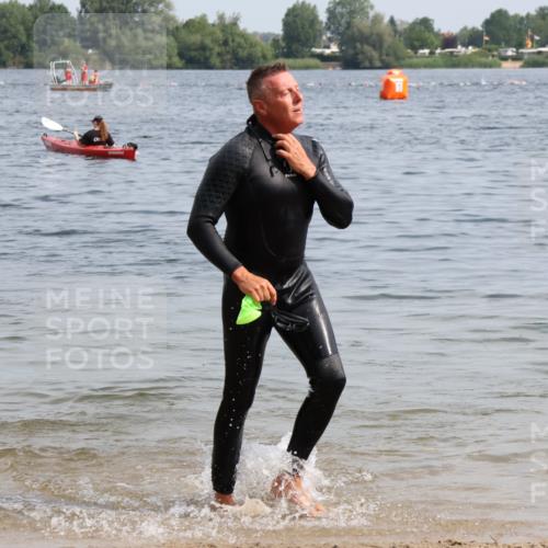 15.06.2025 - 27. Vierlanden-Triathlon Lena Gebhardt http://msf.ph/oto/8011872 15.06.2025 10:09:27 Schwimmen 421 meine-sportfotos.de