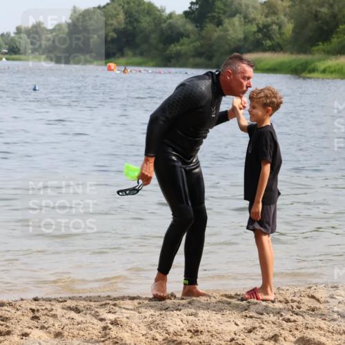 15.06.2025 - 27. Vierlanden-Triathlon Lena Gebhardt http://msf.ph/oto/8011902 15.06.2025 10:09:30 Schwimmen 421 meine-sportfotos.de