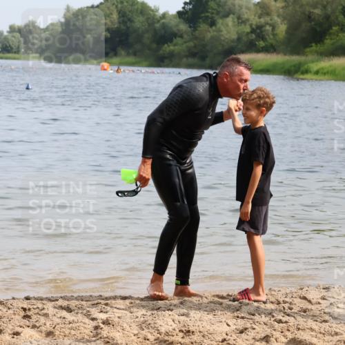 15.06.2025 - 27. Vierlanden-Triathlon Lena Gebhardt http://msf.ph/oto/8011913 15.06.2025 10:09:30 Schwimmen 421 meine-sportfotos.de