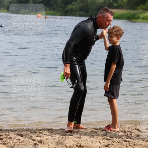 15.06.2025 - 27. Vierlanden-Triathlon Lena Gebhardt http://msf.ph/oto/8011928 15.06.2025 10:09:30 Schwimmen 421 meine-sportfotos.de