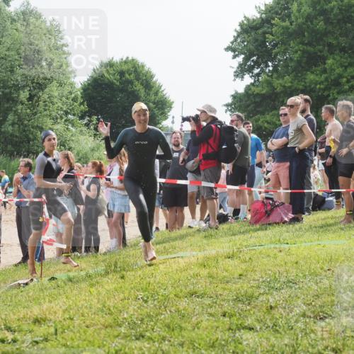 15.06.2025 - 27. Vierlanden-Triathlon KatJ http://msf.ph/oto/8011936 15.06.2025 10:13:53 Schwimmen 490, 513, 540, 622 meine-sportfotos.de