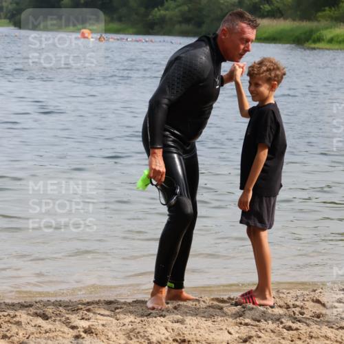15.06.2025 - 27. Vierlanden-Triathlon Lena Gebhardt http://msf.ph/oto/8011942 15.06.2025 10:09:30 Schwimmen 421 meine-sportfotos.de