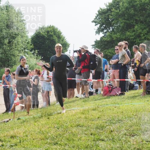 15.06.2025 - 27. Vierlanden-Triathlon KatJ http://msf.ph/oto/8011949 15.06.2025 10:13:53 Schwimmen 490, 513, 540, 622 meine-sportfotos.de