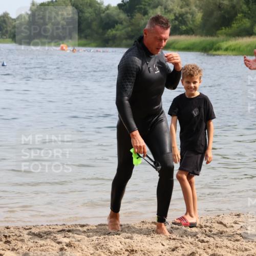 15.06.2025 - 27. Vierlanden-Triathlon Lena Gebhardt http://msf.ph/oto/8011954 15.06.2025 10:09:31 Schwimmen 421 meine-sportfotos.de