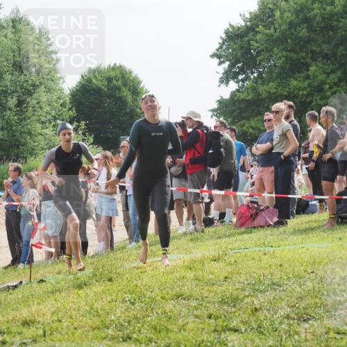 15.06.2025 - 27. Vierlanden-Triathlon KatJ http://msf.ph/oto/8011970 15.06.2025 10:13:53 Schwimmen 490, 513, 540, 622 meine-sportfotos.de