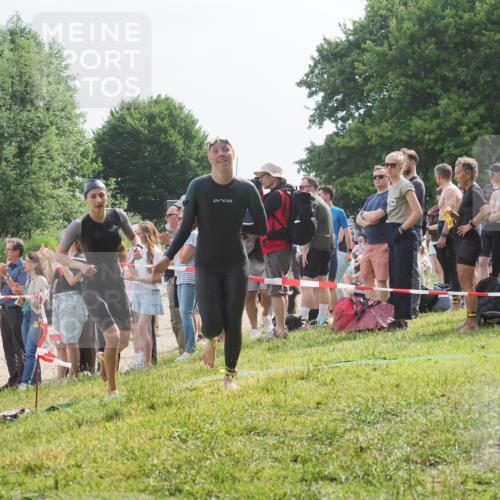 15.06.2025 - 27. Vierlanden-Triathlon KatJ http://msf.ph/oto/8011981 15.06.2025 10:13:54 Schwimmen 490, 513, 540, 622 meine-sportfotos.de