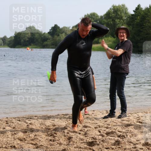 15.06.2025 - 27. Vierlanden-Triathlon Lena Gebhardt http://msf.ph/oto/8011991 15.06.2025 10:09:32 Schwimmen 421 meine-sportfotos.de