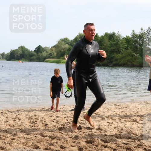 15.06.2025 - 27. Vierlanden-Triathlon Lena Gebhardt http://msf.ph/oto/8012002 15.06.2025 10:09:33 Schwimmen 421 meine-sportfotos.de