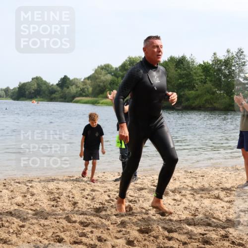 15.06.2025 - 27. Vierlanden-Triathlon Lena Gebhardt http://msf.ph/oto/8012013 15.06.2025 10:09:33 Schwimmen 421 meine-sportfotos.de