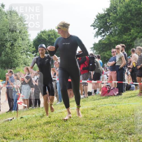 15.06.2025 - 27. Vierlanden-Triathlon KatJ http://msf.ph/oto/8012025 15.06.2025 10:13:54 Schwimmen 490, 513, 540, 622 meine-sportfotos.de