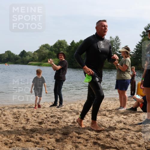 15.06.2025 - 27. Vierlanden-Triathlon Lena Gebhardt http://msf.ph/oto/8012034 15.06.2025 10:09:34 Schwimmen 421 meine-sportfotos.de