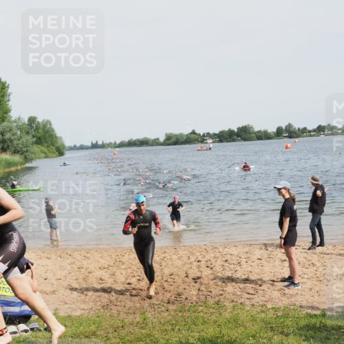 21.06.2025 - 27. Vierlanden-Triathlon MichiJ http://msf.ph/oto/8012040 15.06.2026 10:14:24 Schwimmen 482, 565, 618 meine-sportfotos.de