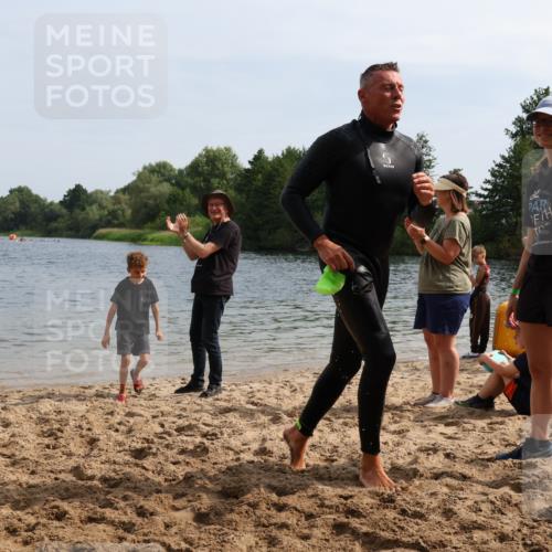 15.06.2025 - 27. Vierlanden-Triathlon Lena Gebhardt http://msf.ph/oto/8012049 15.06.2025 10:09:34 Schwimmen 421 meine-sportfotos.de
