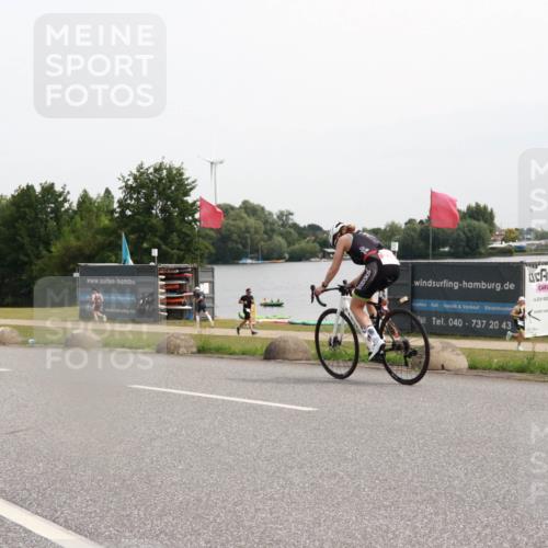 15.06.2025 - 27. Vierlanden-Triathlon H.Heesch http://msf.ph/oto/8012055 15.06.2025 11:06:06 Radfahren 569, 732 meine-sportfotos.de