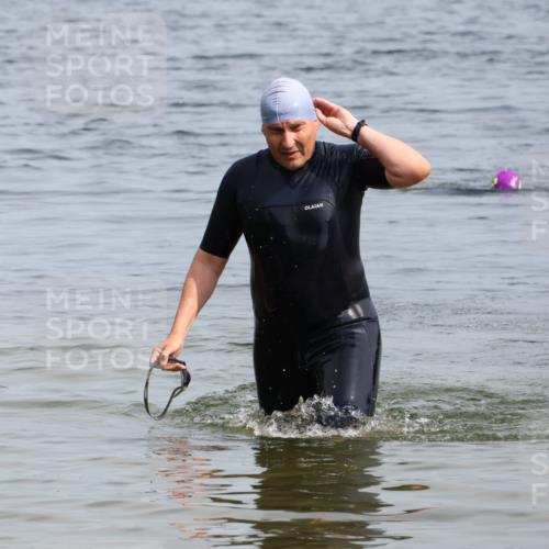 15.06.2025 - 27. Vierlanden-Triathlon Lena Gebhardt http://msf.ph/oto/8012062 15.06.2025 10:09:52 Schwimmen 466 meine-sportfotos.de