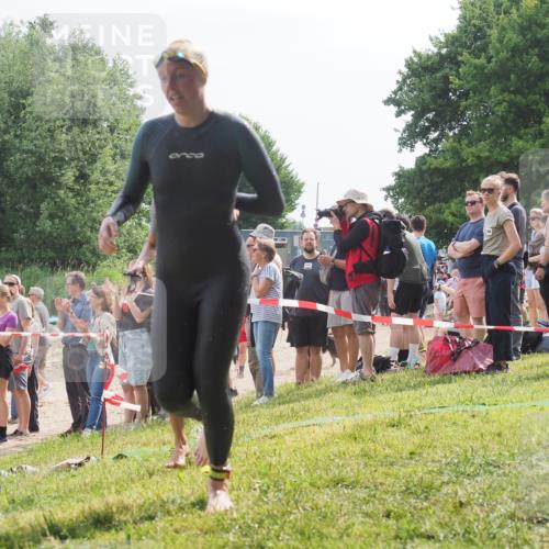 15.06.2025 - 27. Vierlanden-Triathlon KatJ http://msf.ph/oto/8012084 15.06.2025 10:13:55 Schwimmen 472, 490, 513, 540, 622 meine-sportfotos.de