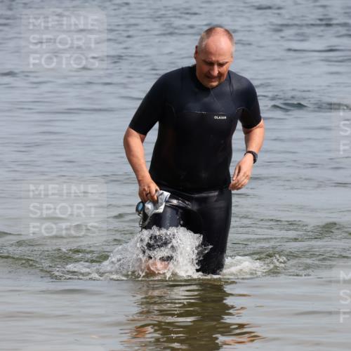 15.06.2025 - 27. Vierlanden-Triathlon Lena Gebhardt http://msf.ph/oto/8012093 15.06.2025 10:09:54 Schwimmen 466 meine-sportfotos.de