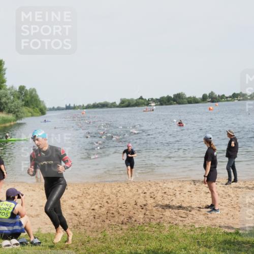 21.06.2025 - 27. Vierlanden-Triathlon MichiJ http://msf.ph/oto/8012096 15.06.2026 10:14:25 Schwimmen 482, 565, 618 meine-sportfotos.de