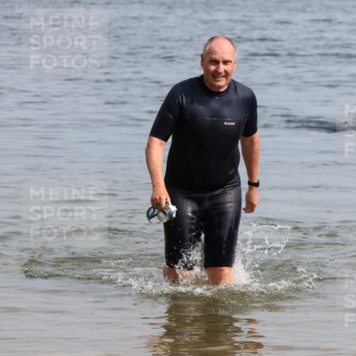 15.06.2025 - 27. Vierlanden-Triathlon Lena Gebhardt http://msf.ph/oto/8012119 15.06.2025 10:09:55 Schwimmen 466 meine-sportfotos.de