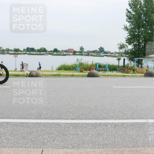 15.06.2025 - 27. Vierlanden-Triathlon H.Heesch http://msf.ph/oto/8012134 15.06.2025 11:06:03 Radfahren 569, 732 meine-sportfotos.de