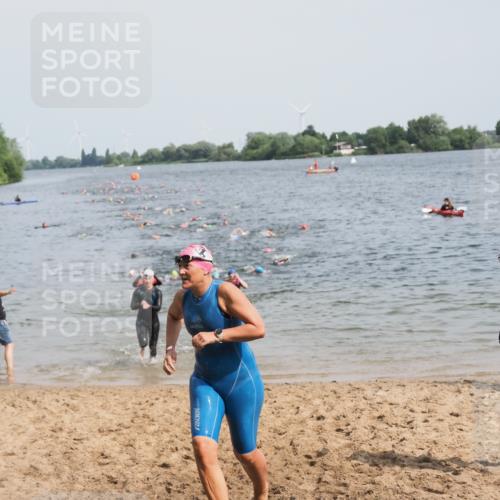 21.06.2025 - 27. Vierlanden-Triathlon MichiJ http://msf.ph/oto/8012149 15.06.2026 10:14:36 Schwimmen 546, 609, 615 meine-sportfotos.de