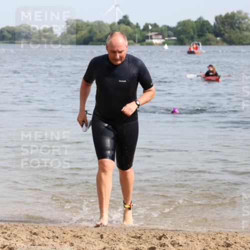15.06.2025 - 27. Vierlanden-Triathlon Lena Gebhardt http://msf.ph/oto/8012173 15.06.2025 10:09:58 Schwimmen 466 meine-sportfotos.de