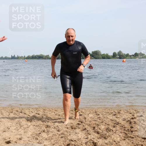 15.06.2025 - 27. Vierlanden-Triathlon Lena Gebhardt http://msf.ph/oto/8012208 15.06.2025 10:10:01 Schwimmen 466 meine-sportfotos.de