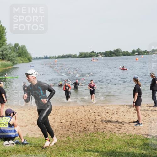 21.06.2025 - 27. Vierlanden-Triathlon MichiJ http://msf.ph/oto/8012216 15.06.2026 10:14:41 Schwimmen 546, 559, 609, 615 meine-sportfotos.de