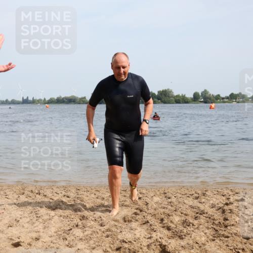 15.06.2025 - 27. Vierlanden-Triathlon Lena Gebhardt http://msf.ph/oto/8012219 15.06.2025 10:10:01 Schwimmen 466 meine-sportfotos.de