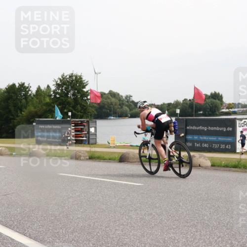 15.06.2025 - 27. Vierlanden-Triathlon H.Heesch http://msf.ph/oto/8012224 15.06.2025 11:06:52 Radfahren 21, 214, 593, 691 meine-sportfotos.de