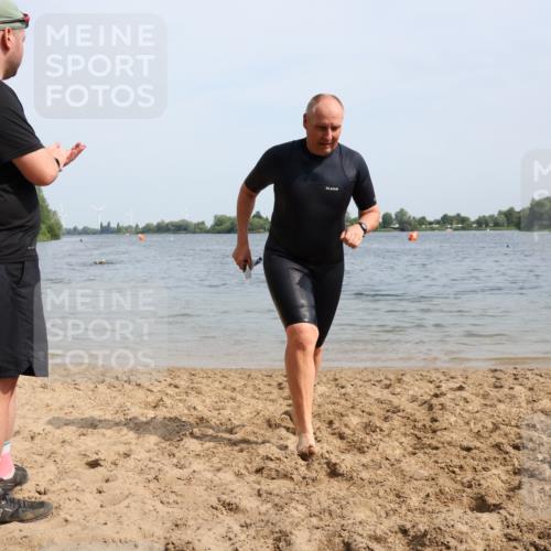15.06.2025 - 27. Vierlanden-Triathlon Lena Gebhardt http://msf.ph/oto/8012229 15.06.2025 10:10:02 Schwimmen 466 meine-sportfotos.de